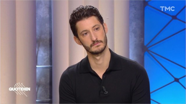 GALA VIDÉO - “Ça assomme un peu” : Pierre Niney démoralisé par les tristes actualités