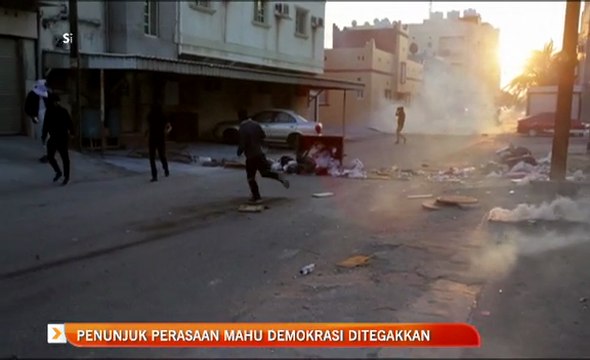 Penunjuk perasaan mahu demokrasi ditegakkan