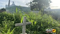 Moradores reclamam de matagal em ginásio e cemitério de Boqueirão: “Sai de João Pessoa, prefeito”