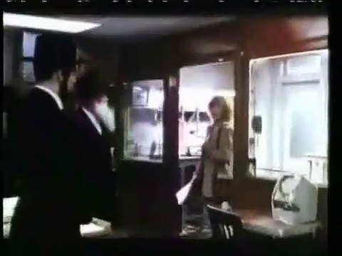 Una extraña entre nosotros Tráiler