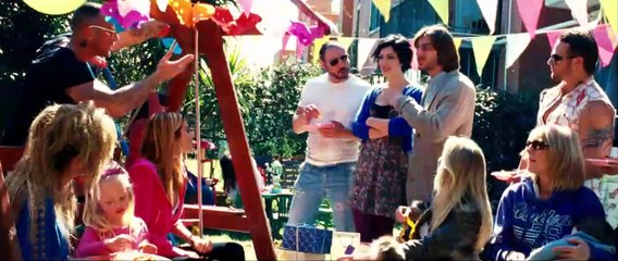 Todo el santo día Tráiler