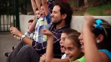 Um Belo Domingo Trailer Original