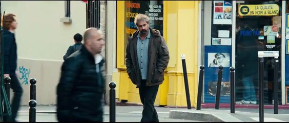 En un patio de París Tráiler (2) VO