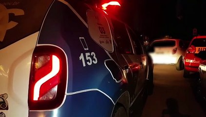 Veículo com documentação atrasada desde 2014 colide com dois carros de auto escola