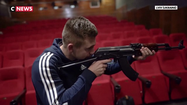 A Lviv, les civils se forment au maniement des armes avant l’arrivée des russes