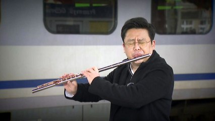 피난민 달랜 '피리 부는 사나이'...피아노맨 이어 감동 선사 / YTN