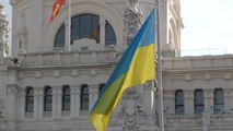 Azul y amarillo en edificios oficiales para apoyar al pueblo ucraniano