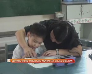 Seorang murid Tahun Satu mendaftar di SJKC Chee Nan