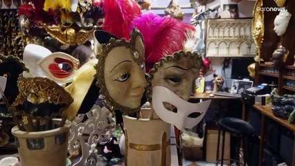 Venezia fatica a restare a galla. Tanti negozi abbassano le saracinesche