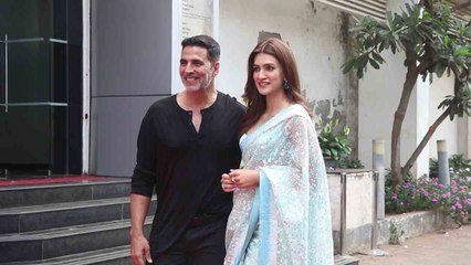 Akshay Kumar & Kriti Sanon Promote Bachchan Pandey on the sets of Hunarbaaz | FilmiBeat