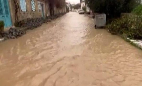 Ünlü tatil merkezi Çeşme'de yağmur ve dolu hayatı felç etti... Alt yapı yetersiz kalınca Çeşme göle döndü