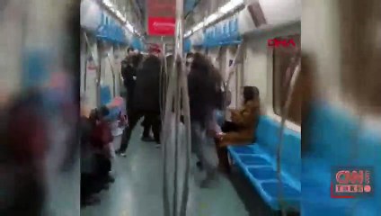 Marmaray'da tekmeli yumruklu kavga
