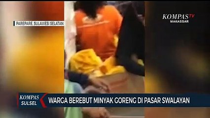 Ricuh, Warga Berebut Minyak Goreng Di Pasar Swalayan