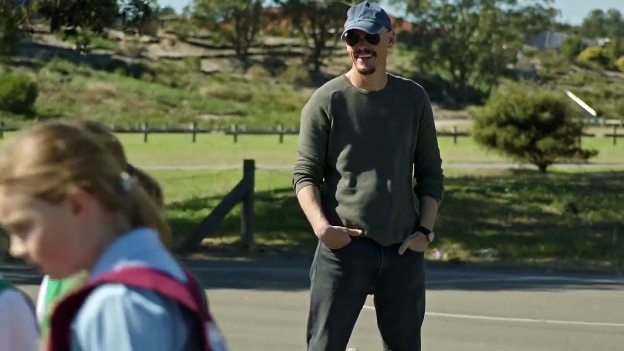 Mr. Inbetween Tráiler VO