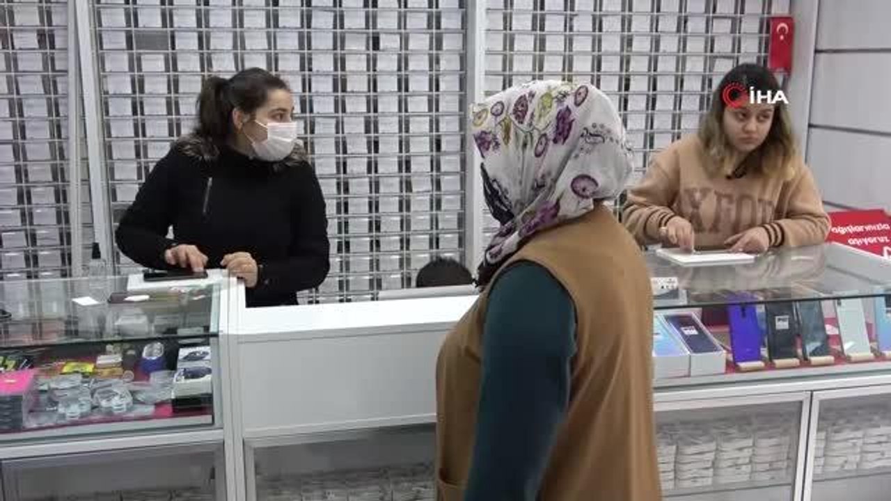 Muhtardan kadınlara ilginç hediye... Dünya Kadınlar Günü nedeniyle kadınlara cep telefonu ekran koruma camı hediye etti