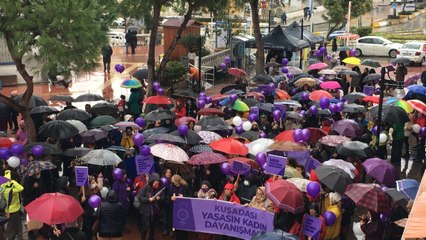Kuşadası’nda kadınlar yağmura rağmen yürüdü