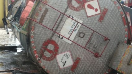 Truk Tangki Pengangkut Cairan Kimia Terperosok, 30 Ton Asam Sulfat Tumpah