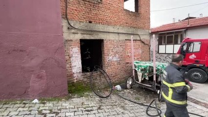 Yangında mahsur kalan kedileri mahalle sakinleri kurtardı