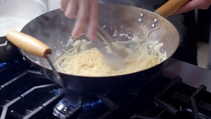 下载视频: Cacio e pepe_ originale vs. infallibile vs. gourmet con Luciano Monosilio _ Answering Babish