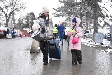 Ukraynalı savaş mağdurlarının Siret Sınır Kapısı&#039;ndan Romanya&#039;ya geçişleri devam ediyor