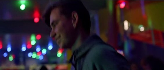 Encontre Essa Pequena e Estúpida Vadia e Jogue Ela no Rio Trailer Original