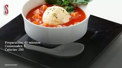 Vídeo Receta: Sopa fría de tomate con biscuit de queso a la albahaca y dados de salmón