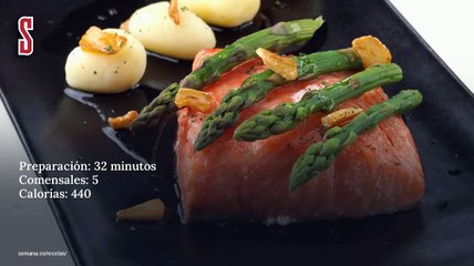 Vídeo Receta: Salmón al horno con espárragos y patatas