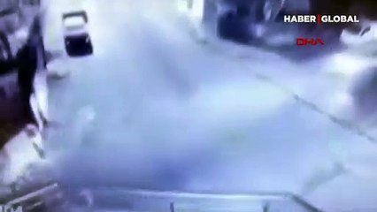 Sultanbeyli'de çala çala kaçan hırsızlar kamerada! Hurdacıdan kablo ve demir, galeriden araç kapısı çaldılar