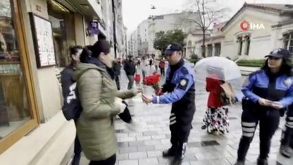 Taksim’de kadınlara karanfil sürprizi, KADES tanıtıldı