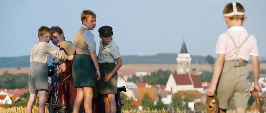 Lejos de Praga Tráiler
