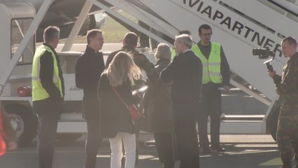 Le Premier ministre Alexander De Croo salue le détachement belge avant son départ pour la Roumanie