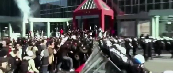 Aqueles que Fazem a Revolução pela Metade Apenas Cavam suas Próprias Covas Trailer Original