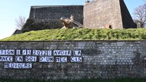 Des féministes affichent leur mécontentement face à une statue de Jan Fabre à Namur