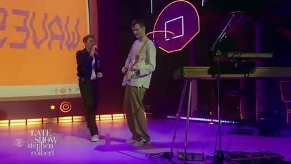 Glass Animals chante son tube "Heat Waves"