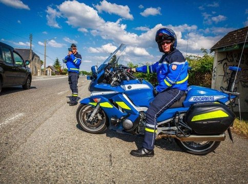 Zapping : Des gendarmes surprennent un tournage de film X sur une aire d’autoroute