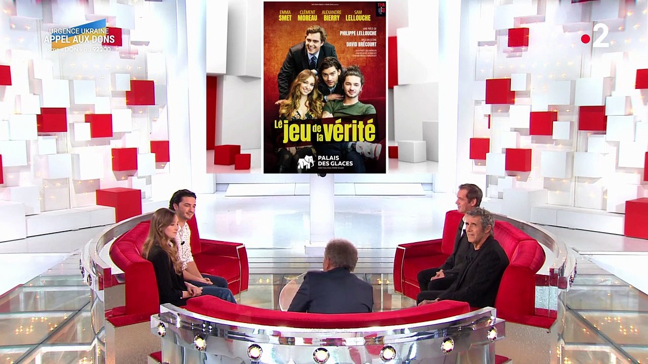 Emma Smet sur le plateau de Vivement Dimanche face à Michel Drucker