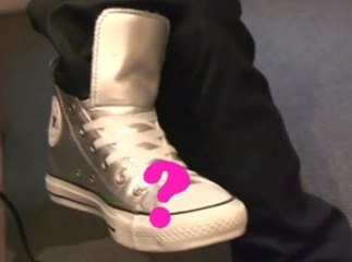 Exclu vidéo : à qui appartiennent ces Converses argentées ?