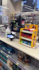 San Francisco : Un client fait une bataille de produits pour tenter d'arrêter un braqueur !