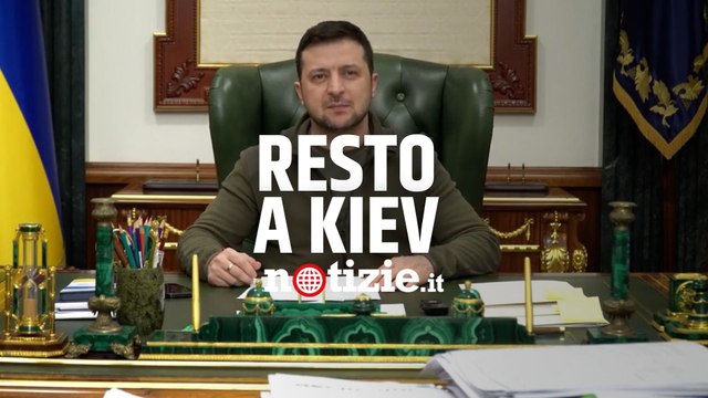 Guerra Russia-Ucraina, Zelensky sbeffeggia Putin: Io sono qui, a Kiev, non mi nascondo, vinceremo