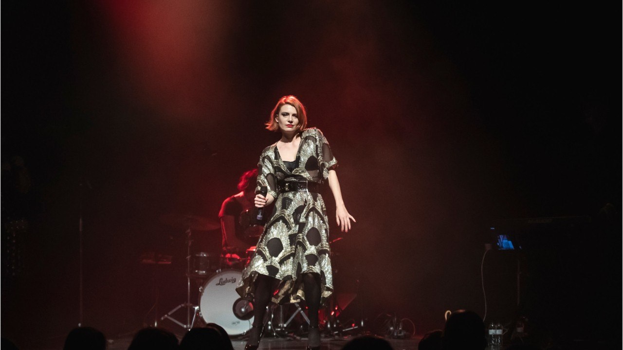 VOICI : Élodie Frégé : critiquée sur son look par une internaute, la chanteuse perd patience