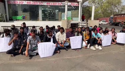 शराब की दुकान के विरोध में उतरे विद्यार्थी, प्रदर्शन किया