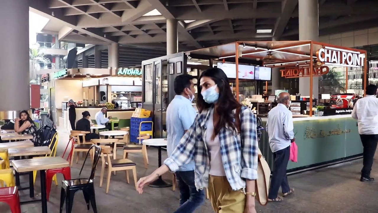 Athiya Shetty Spotted At Airport: अतिया शेट्टी का एयरपोर्ट लुक
