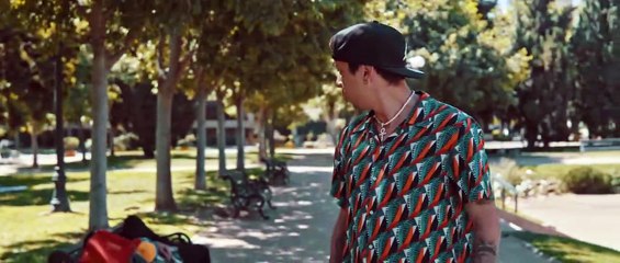 Lejos de casa Tráiler