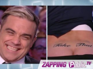 下载视频: Zapping PublicTV n°562 : Antoine de Caunes montre ses fesses tatouées à Robbie Williams !