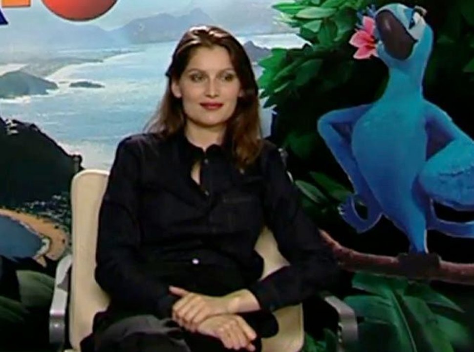 Laetitia Casta nous explique en quelques mots son tournage avec Rihanna : " Inattendu, amusant, drôle et pas du tout mon univers ! "