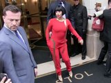 Vidéo : Lady Gaga dit au revoir à ses fans français dans une combinaison moulante et 100% rouge !