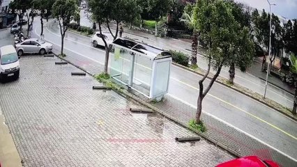 Download Video: Bodrum'da 4 kişinin yaralandığı trafik kazası güvenlik kamerasınca kaydedildi