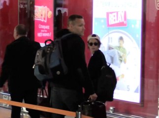 Vidéo : Casquette à l'envers, lunettes de soleil et cheveux en bataille, auriez-vous reconnu Kristen Stewart à Paris ?