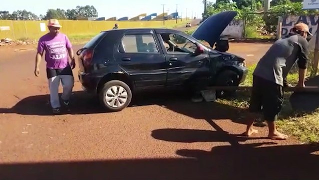 Veículos se envolvem em colisão na Avenida Piquiri, na Região Norte