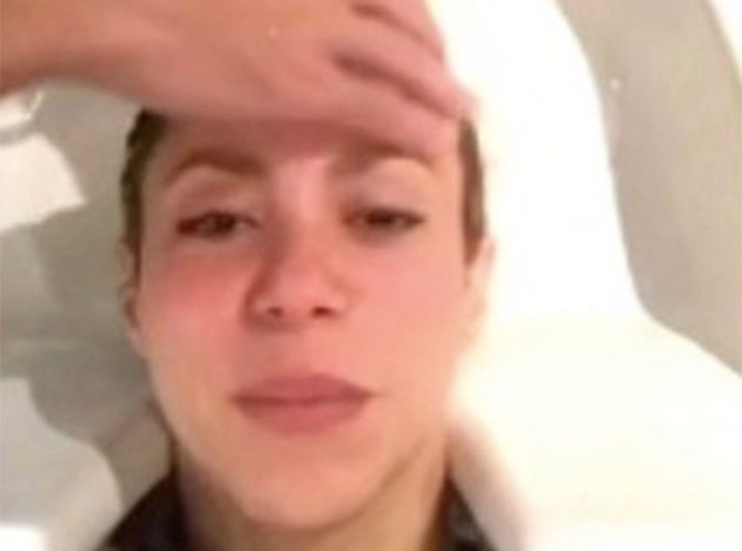 Cette vidéo de Gerard Piqué en train de laver les cheveux de Shakira va  vous faire fondre ! - Vidéo Dailymotion
